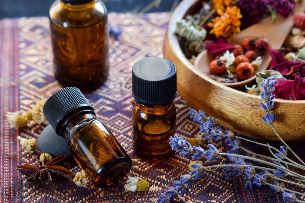 Ätherisches Öl in Glasflasche mit natürlichen Dekorationen für Aromatherapie