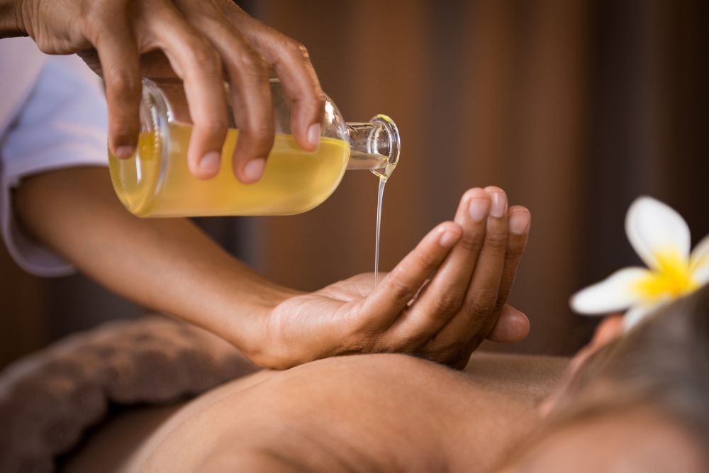 Entspannungsbad mit Zitronenöl und Kerzen für Aromatherapie