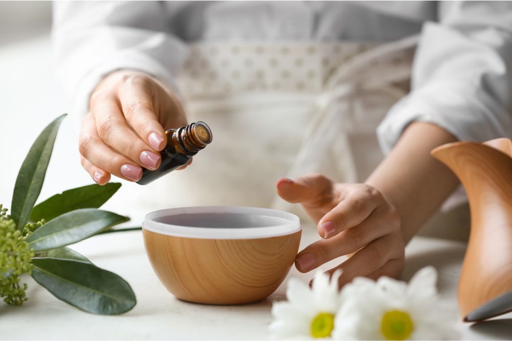 Frau bei entspannender Aromatherapie mit ätherischen Ölen