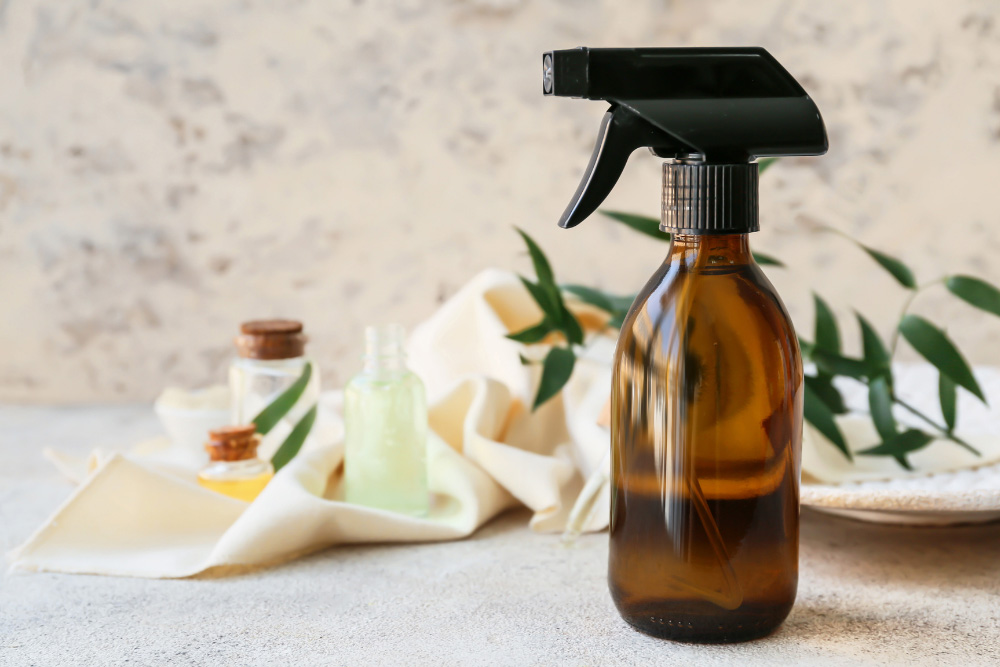 Spray mit natürlichen ätherischen Ölen und Blumen zur Herstellung hausgemachter Duftmischungen.