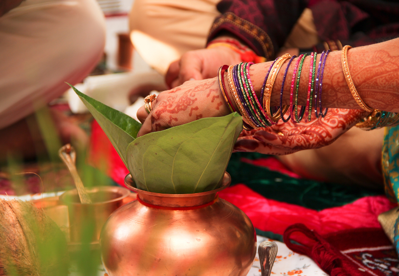 Moderner Diffusor neben traditionellen indianischen Symbolen