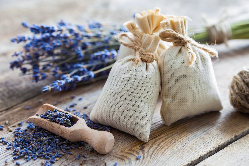 Aromatische Stoffsäckchen mit Lavendel für den Kleiderschrank