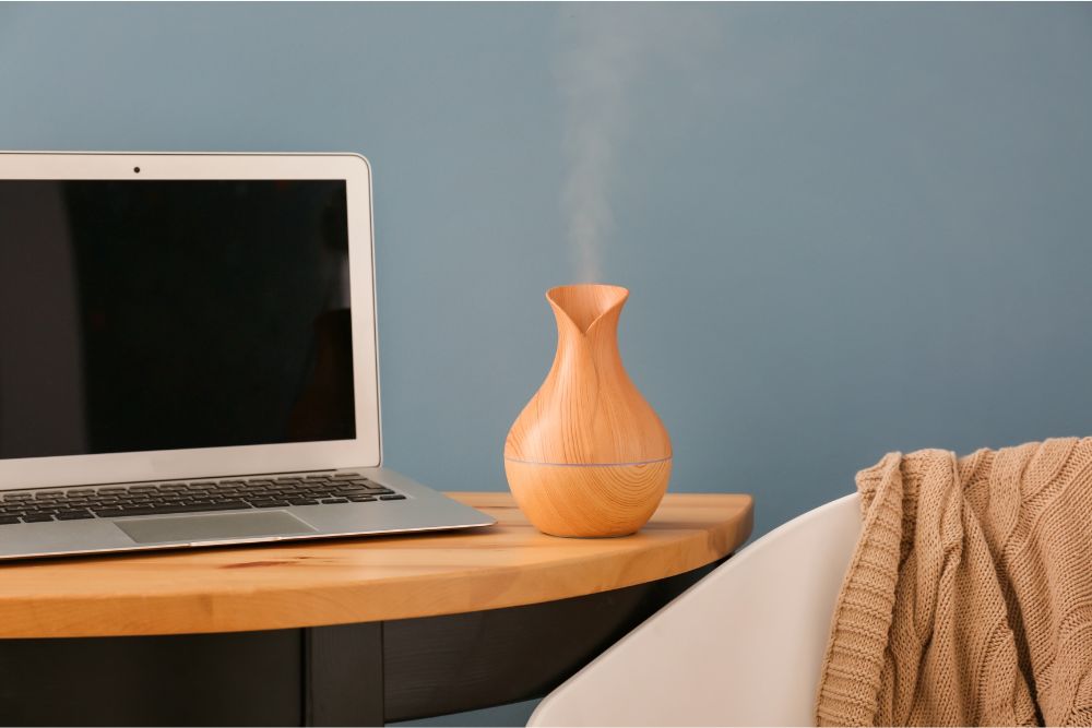 Aroma-Diffusor mit ätherischen Ölen für Konzentration im Büro