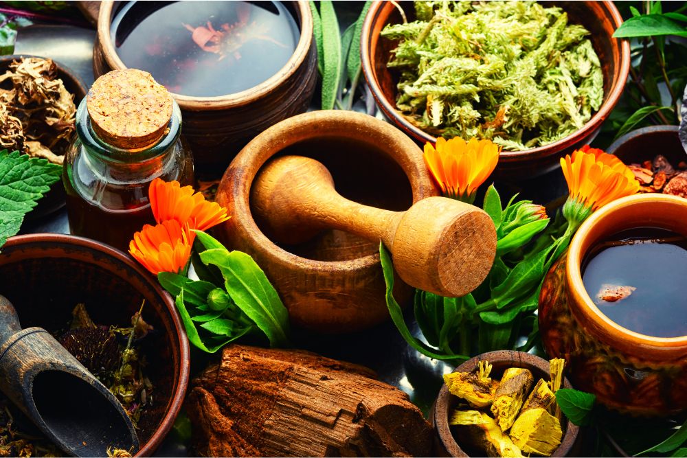 Antikes Gefäß mit Duftölen und Gewürzen, das die historische Nutzung der Aromatherapie hervorruft