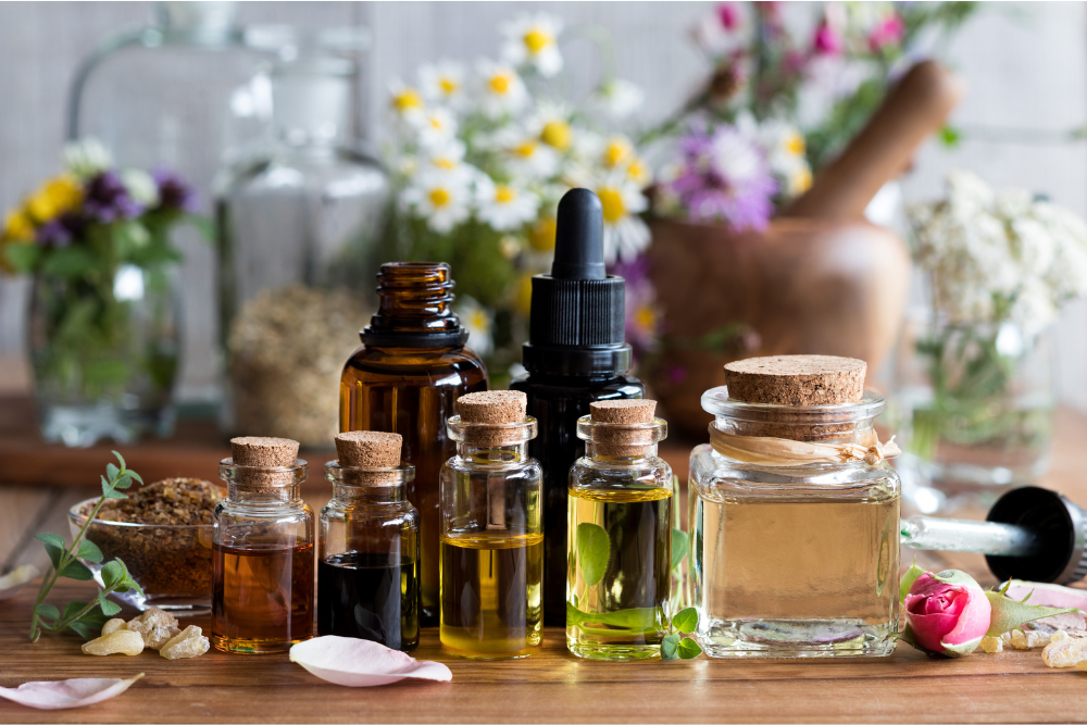 Fläschchen mit ätherischem Öl zwischen frischen Kräutern – die Kraft der Natur als sanfte Unterstützung für Gesundheit und tägliche Pflege
