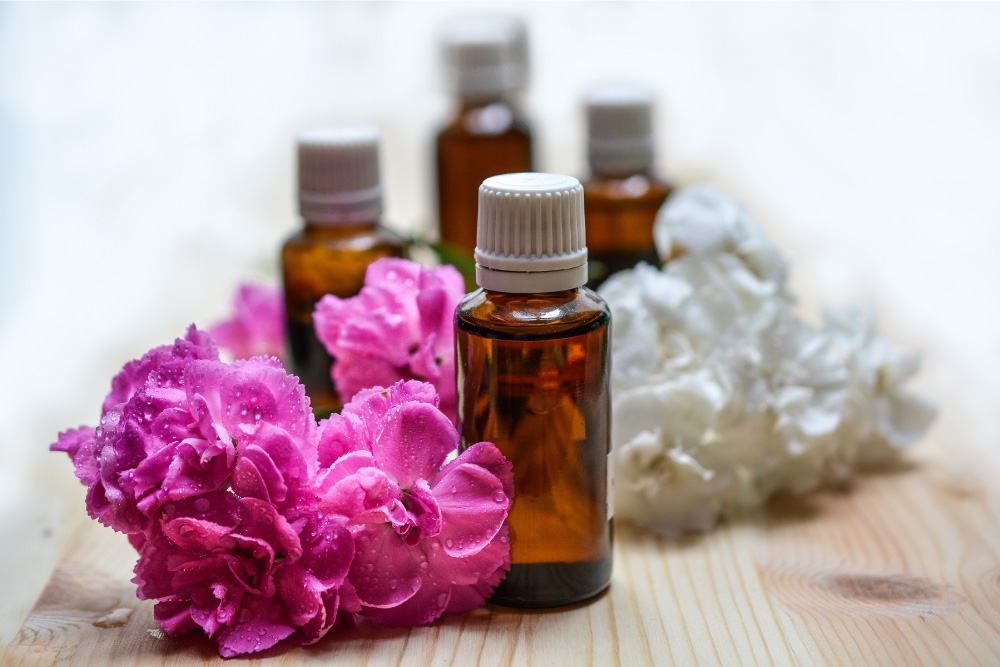 Ätherische Öle und Blumen für die Aromatherapie zur Lufterfrischung im Haushalt