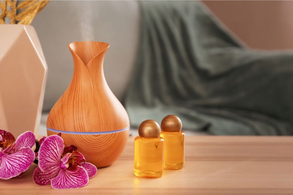 Aroma-Diffusor mit Blume und Ölen – Symbol für Entspannung durch Aromatherapie