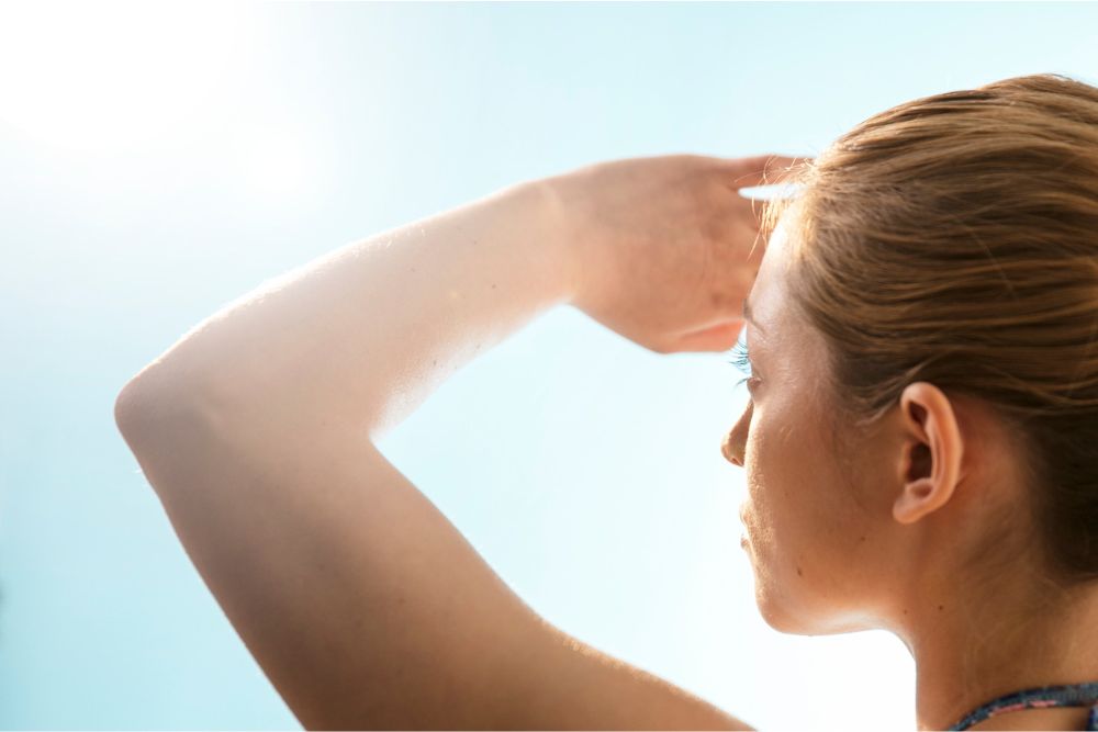 Haut im Sommer der Sonnenstrahlung ausgesetzt
