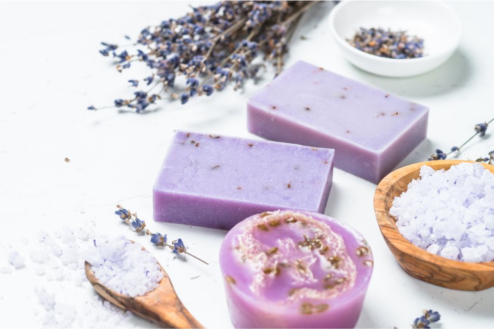 Lila Lavendelseife und natürliche Kosmetik mit ätherischem Öl – Inspiration für die Heimherstellung.