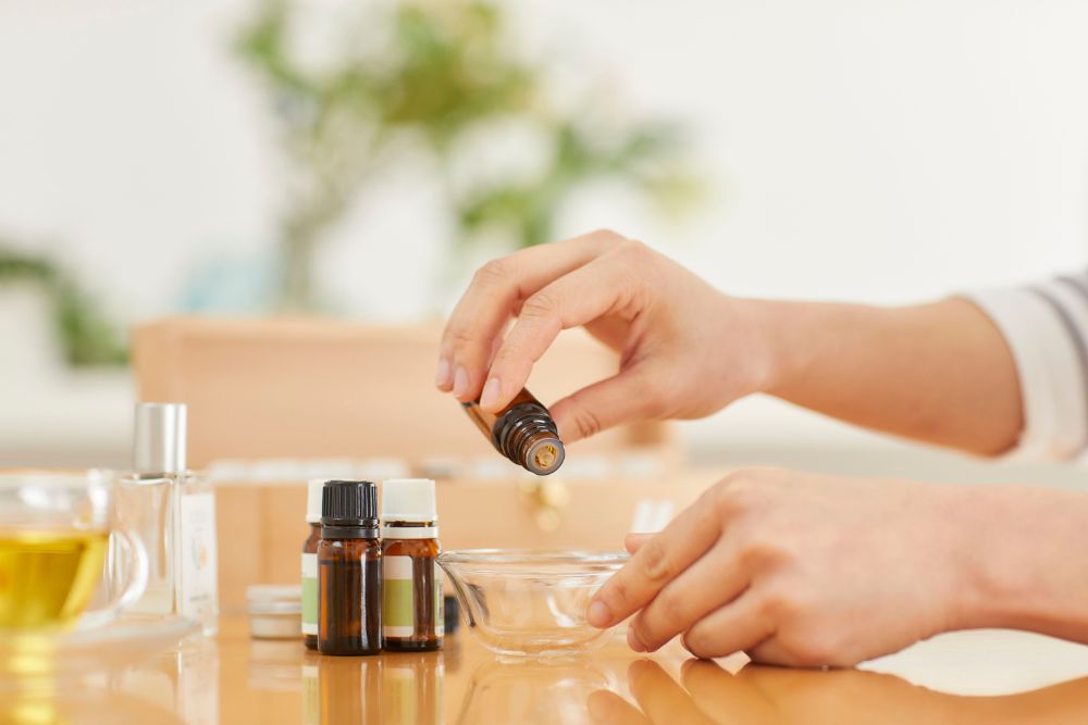 Glasfläschchen mit ätherischen Ölen für die Aromatherapie