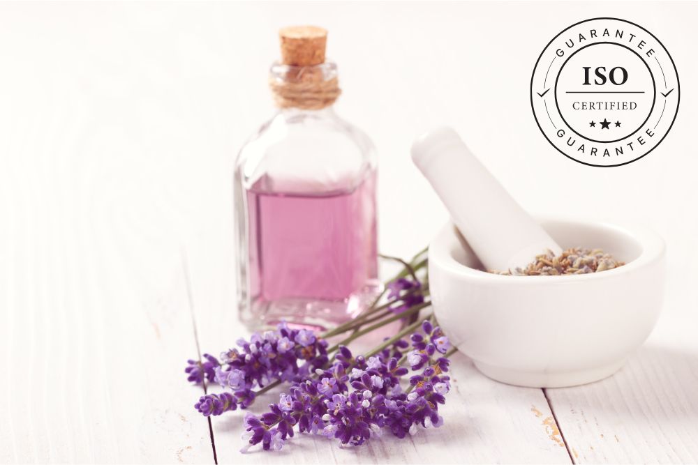 Ätherisches Öl mit Lavendel und ISO-Zertifizierungssymbol – Beispiel für Fokus auf Qualität und Reinheit.