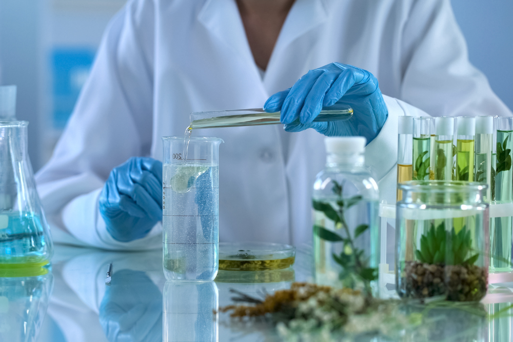 Wissenschaftlerin analysiert ätherische Öle im Labor – Erforschung der Wirkung natürlicher Substanzen und Aromatherapie