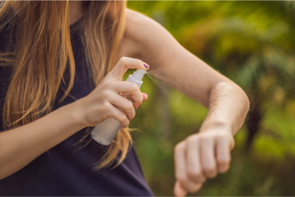 Anwendung eines natürlichen Sprays auf die Haut – Illustration einer schonenden Alternative zu chemischen Repellentien.