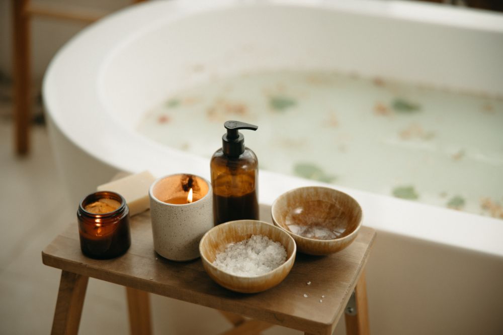 Entspannungsbad mit Kerzen und ätherischen Ölen