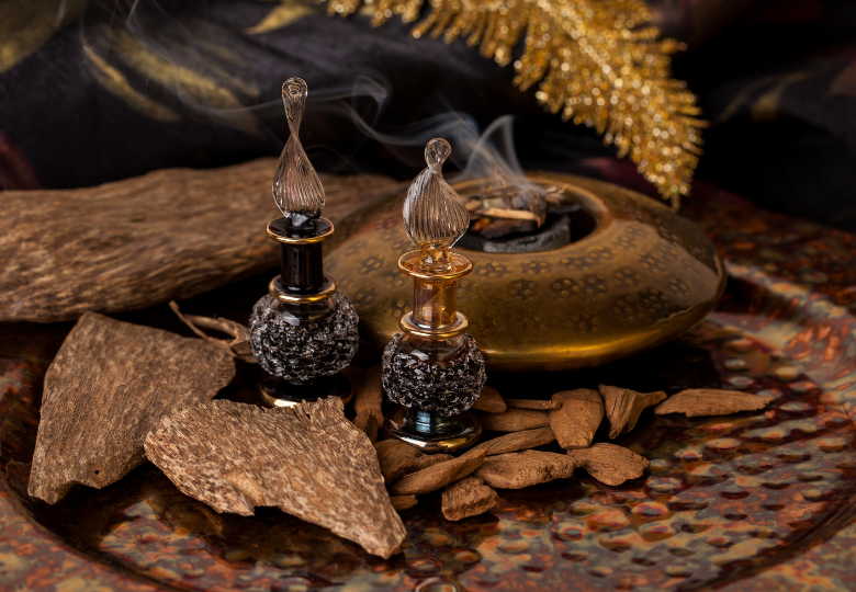 Traditionelle indianische rituelle Gegenstände mit ätherischen Ölen und Kräutern auf einem Holztisch