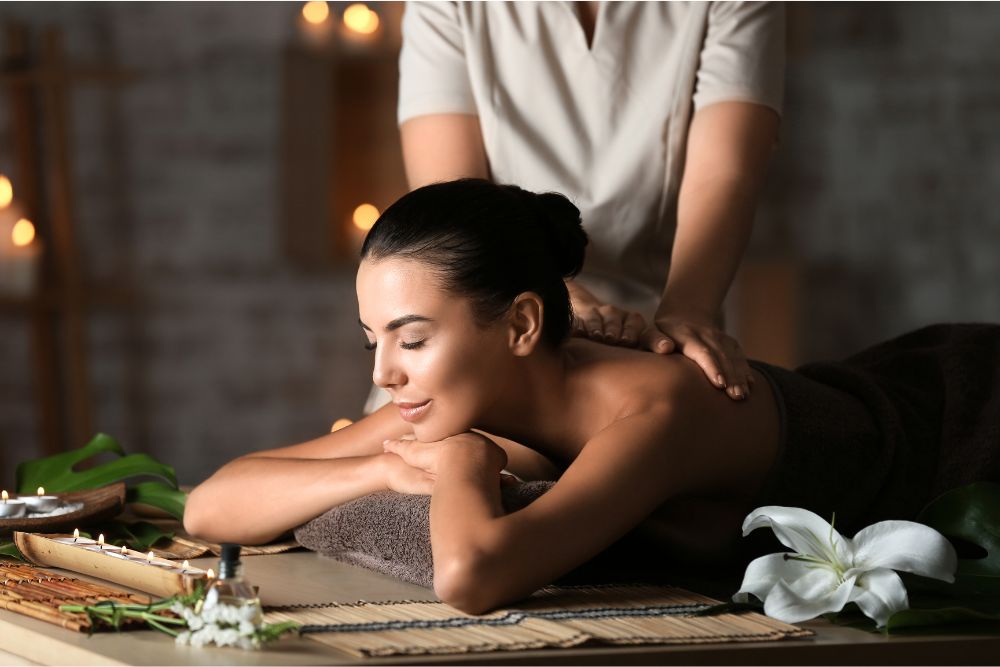 Professionelle therapeutische Massage mit ätherischen Ölen