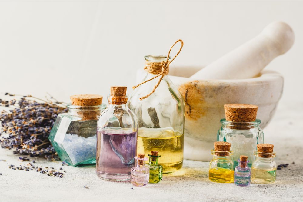 Ätherische Öle mit Trägeröl für therapeutische Massage vorbereitet
