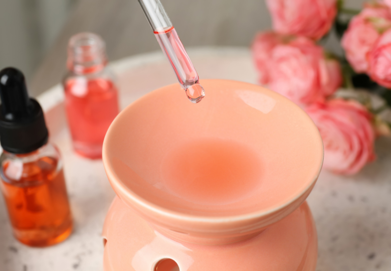 Wie man ätherisches Öl in eine Aromalampe dosiert – 2 bis 5 Tropfen ins Wasser